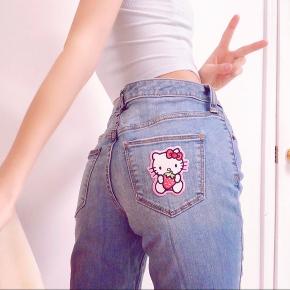 Джинсы hello kitty. Широкие джинсы с хеллоу китти. Кальцедония джинсы хеллоу китти. Джинсы хелло китти. Джинсы hello kitty.